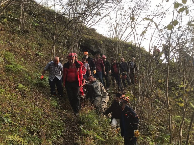 Giresun'da ağaç keserken uçuruma yuvarlanan kişi kurtarıldı