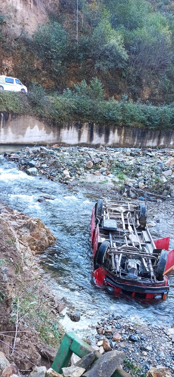 Giresun'da kamyonetin dereye yuvarlandığı kazada bir kişi öldü, iki kişi yaralandı