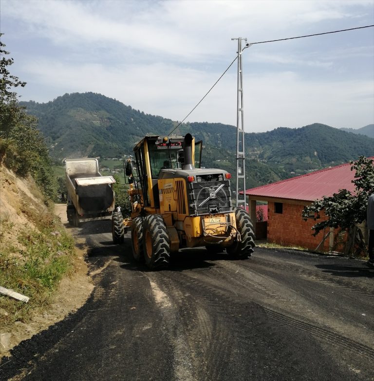 Espiye'de köy yolları asfaltlanıyor