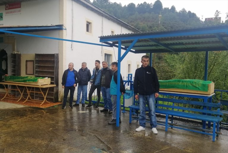 Giresun'da eşi tarafından öldürülen kadın ve akrabası defnedildi Giresun'da eşi tarafından öldürülen kadın ve akrabası defnedildi