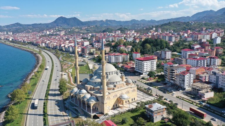 29 yılda tamamlanan yığma taş cami, mimarisiyle dikkati çekiyor