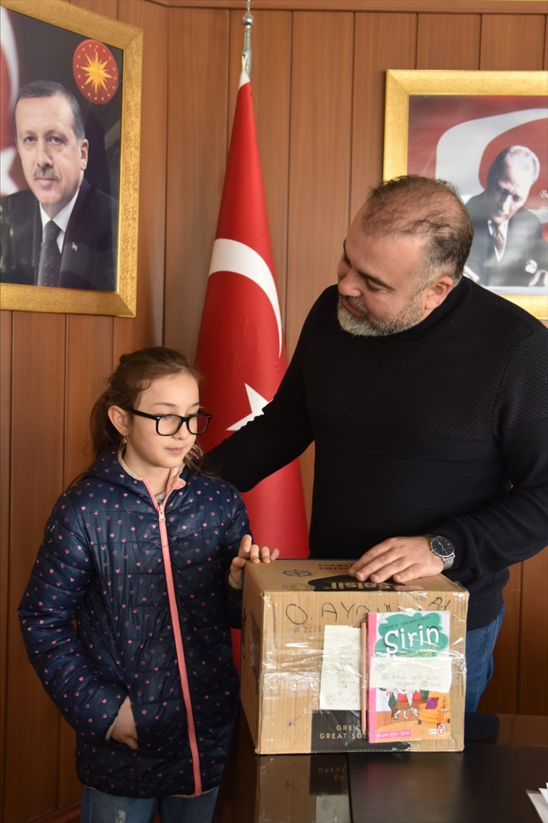 9 yaşındaki Kamber, harçlığıyla depremzede çocuklara yardım kolisi hazırladı 9 yaşındaki Kamber, harçlığıyla depremzede çocuklara yardım kolisi hazırladı