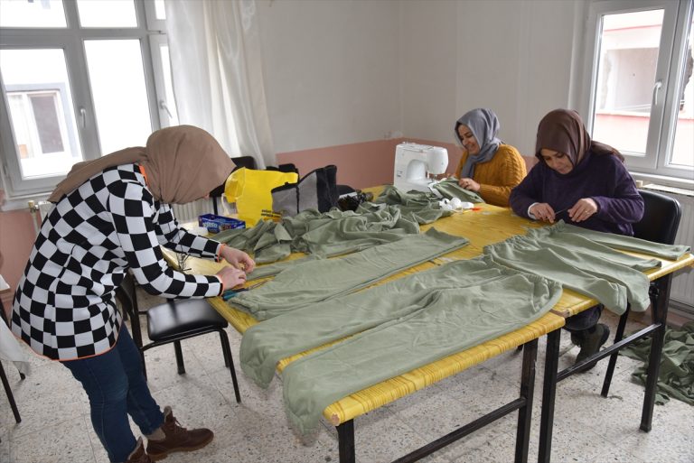 Espiye Halk Eğitim Merkezinde, depremzedeler için uyku tulumu dikiliyor