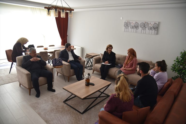 Espiye Kaymakam Tengir, depremzede aileleri ziyaret etti