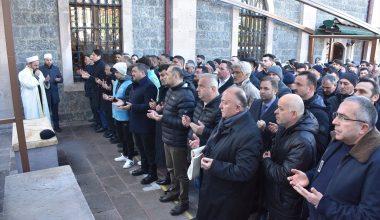 Giresun'da depremlerde hayatını kaybedenler için gıyabi cenaze namazı kılındı