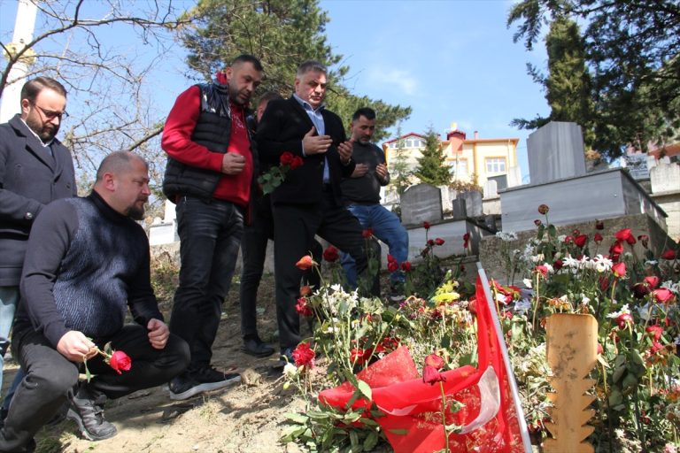 Giresunspor Başkanı Yamak, depremde hayatını kaybeden Bolat'ın ailesini ziyaret etti