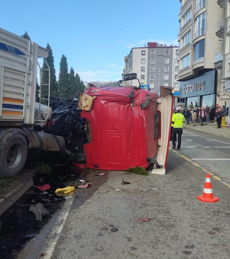 Giresun'da devrilen tırın sürücüsü yaralandı Giresun'da devrilen tırın sürücüsü yaralandı