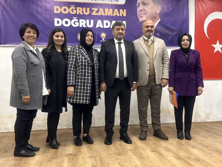 Şebinkarahisar'da AK Parti'nin yeni üyelerine rozet takıldı