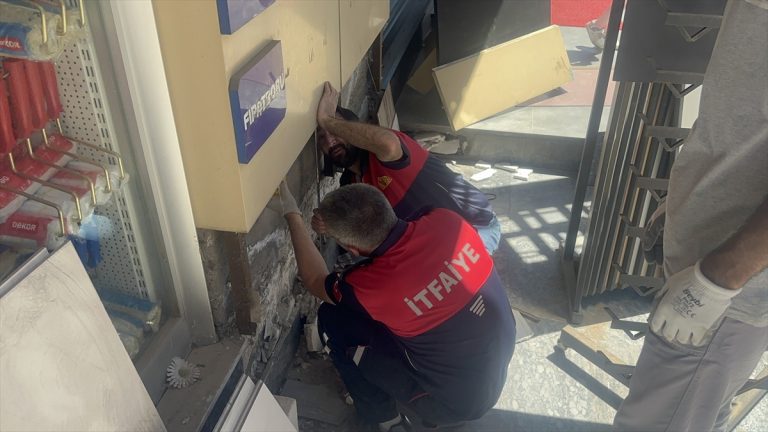 Duvar ile dış cephe kaplaması arasına sıkışan kedi itfaiyecilere zor anlar yaşattı