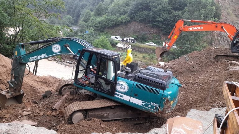GÜNCELLEME – Giresun'da zemini çöken fabrikada göçük altında kalan 3 işçiden 2'si kurtarıldı