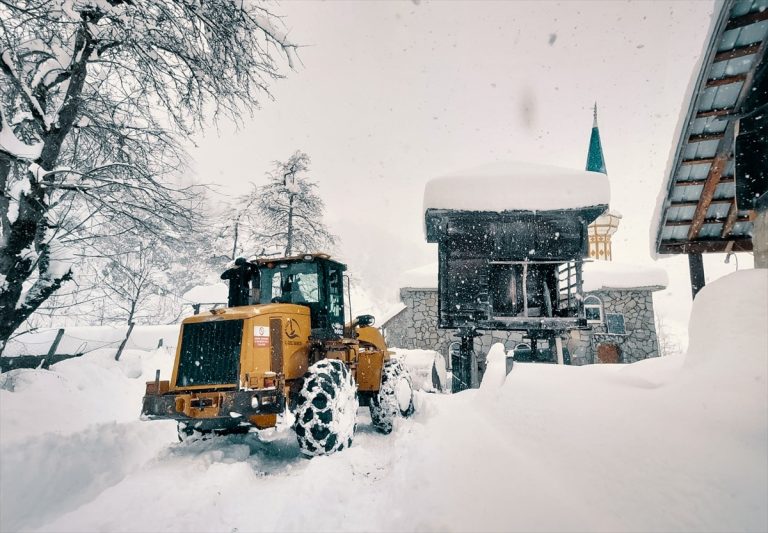 Giresun ve Rize'de 36 köy yolunda ulaşım sağlanamıyor