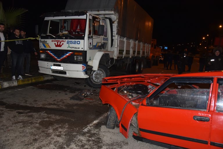 Giresun'da park halindeki kamyona çarpan otomobilin sürücüsü yaralandı