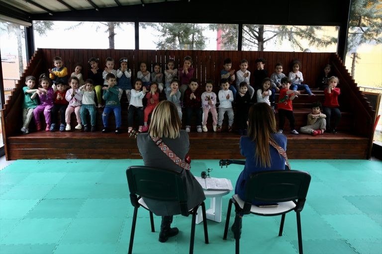 Çocuklar “kültür dostu okul”da geleneksel oyunları öğreniyor