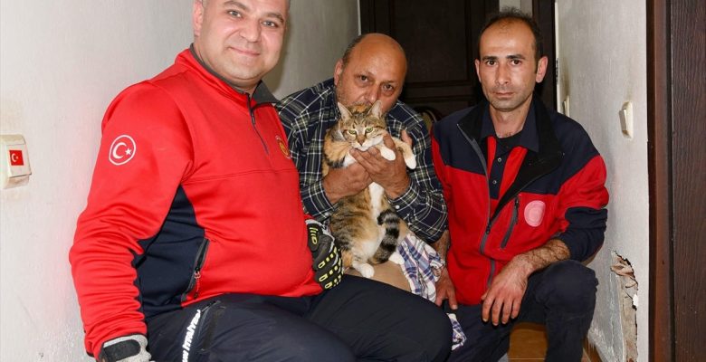 Giresun'da apartman bacasına sıkışan kedi itfaiye tarafından kurtarıldı