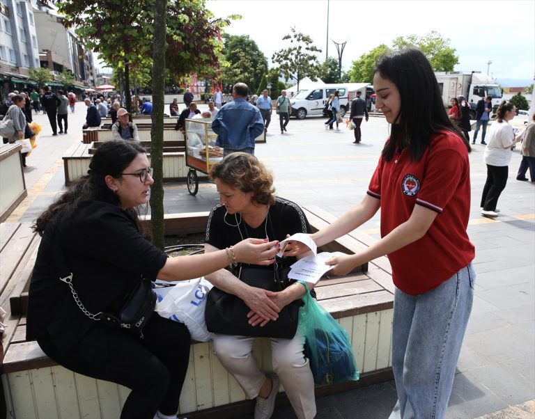 Giresun'da lise öğrencileri vatandaşları kitap okumaya teşvik etti