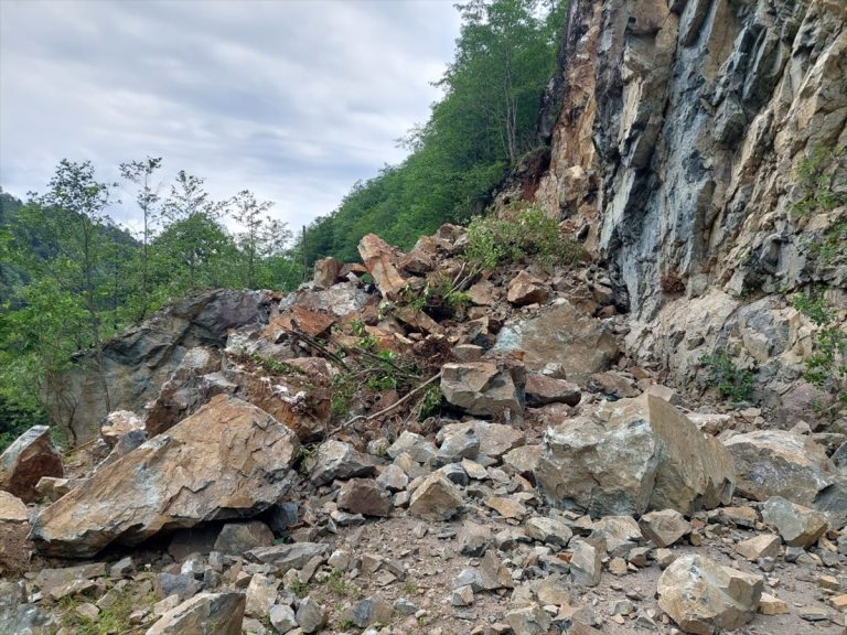Giresun'da köy grup yolu heyelan nedeniyle ulaşıma kapandı