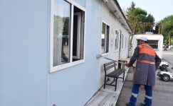 Emekli Mehmet Kavcı, gönüllü olarak engelli derneği binasını boyadı