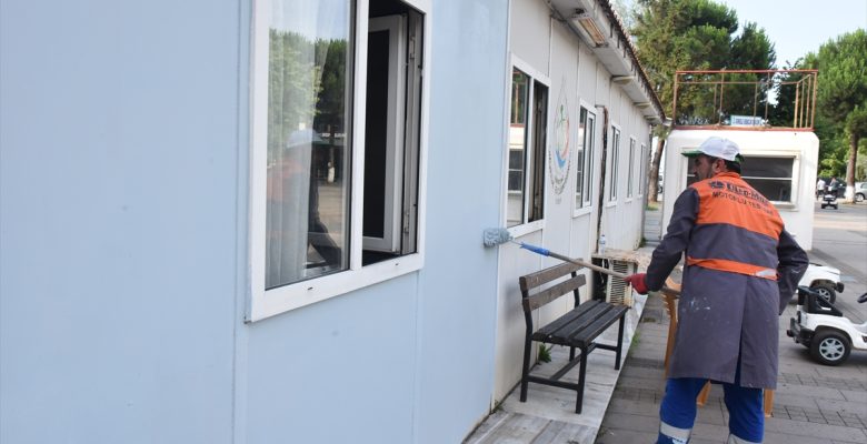Emekli Mehmet Kavcı, gönüllü olarak engelli derneği binasını boyadı