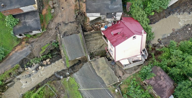 GÜNCELLEME – Giresun'da sağanak nedeniyle bir ev yan yattı, su baskınları oluştu