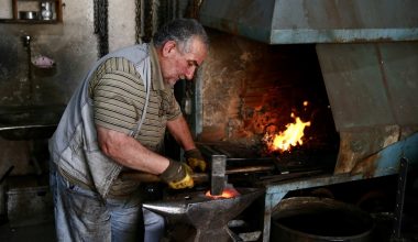 Demirci Turan usta 51 yıldır çekiç sallayıp tarım aleti imal ediyor