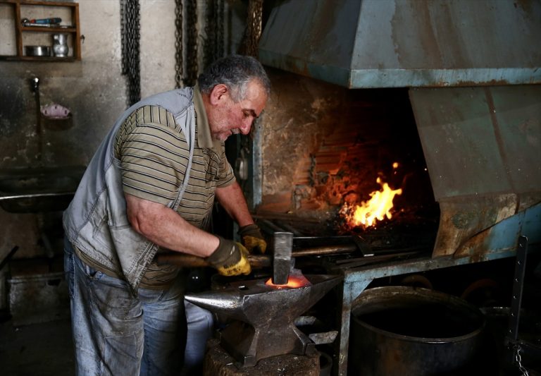 Demirci Turan usta 51 yıldır çekiç sallayıp tarım aleti imal ediyor