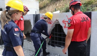 Giresun'da jandarma personeline depremde arama kurtarma eğitimi verildi