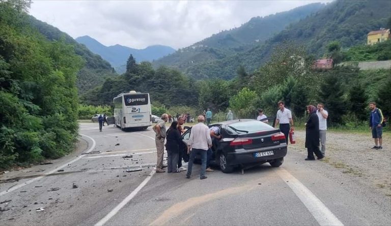 Giresun'da otobüs ile çarpışan otomobilin sürücüsü ağır yaralandı
