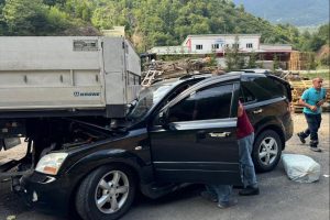 Giresun'da park halindeki tıra çarpan otomobildeki 3 kişi yaralandı