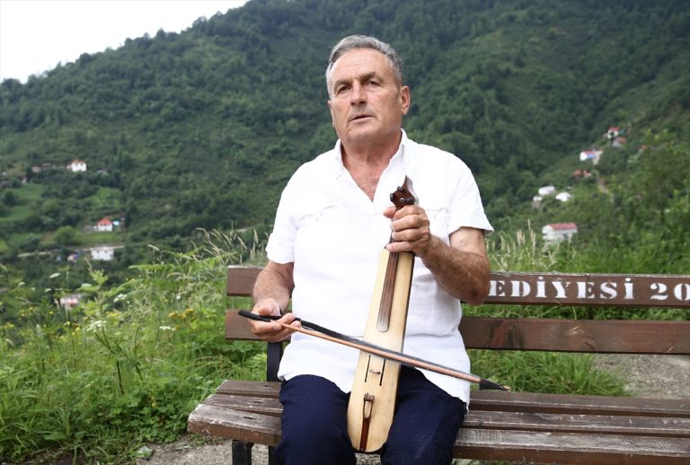 Kemençesiyle 51 yıldır düğün ve festivalleri coşturuyor