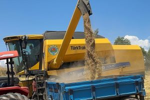 Şebinkarahisar'da çiftçiler devlet desteğiyle alınan biçerdöverden ücretsiz faydalanıyor