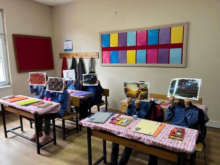 Espiye'de öğrencilere kırtasiye yardımında bulunuldu