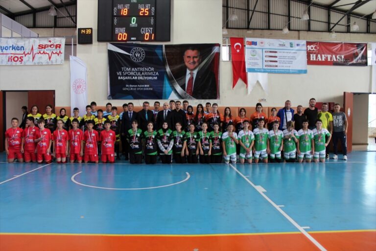 Eynesil'de voleybol turnuvası düzenlendi Eynesil'de voleybol turnuvası düzenlendi