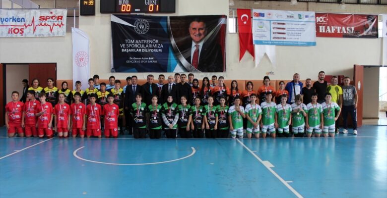 Eynesil'de voleybol turnuvası düzenlendi