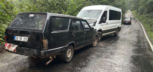 Giresun'da minibüsle otomobilin çarpıştığı kazada 3 kişi yaralandı