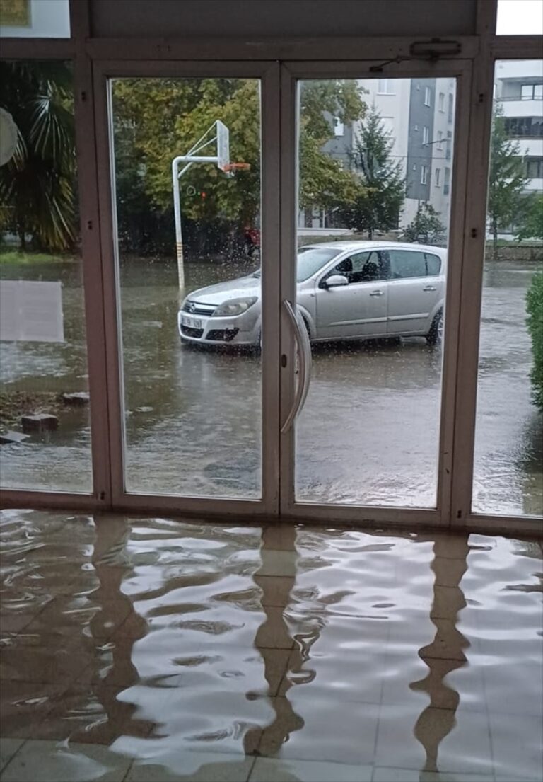 Giresun'da sağanak hayatı olumsuz etkiledi Giresun'da sağanak hayatı olumsuz etkiledi