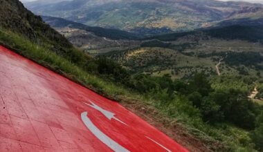 Hünkar Kalesi'ndeki mermer Türk bayrağı bakım ve onarımdan geçirildi