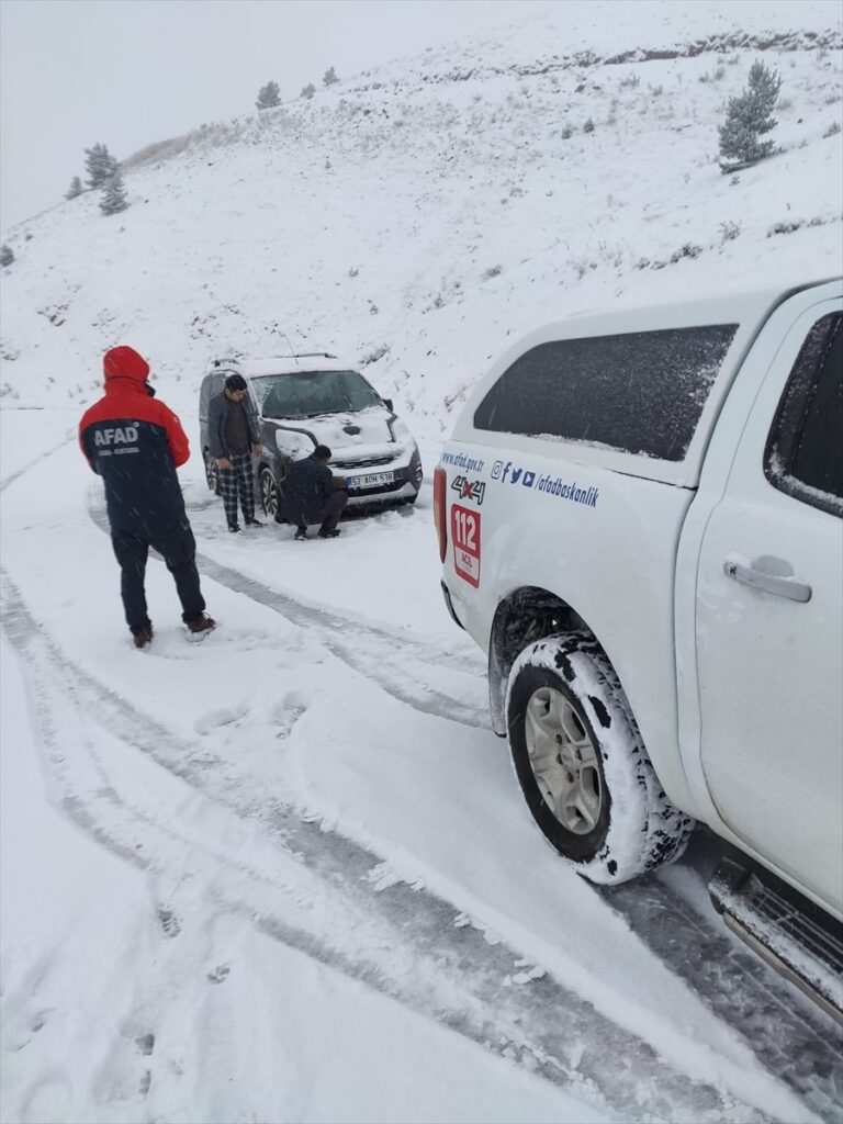 Giresun'da kar nedeniyle yayla yolunda mahsur kalan 7 kişi kurtarıldı