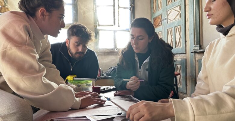 Üniversite öğrencileri Şebinkarahisar'ın tarihi yapılarının rölövesini çıkardı