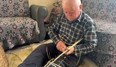 70 yıldır fındık dallarından sepet örerek dede mesleğini yaşatıyor