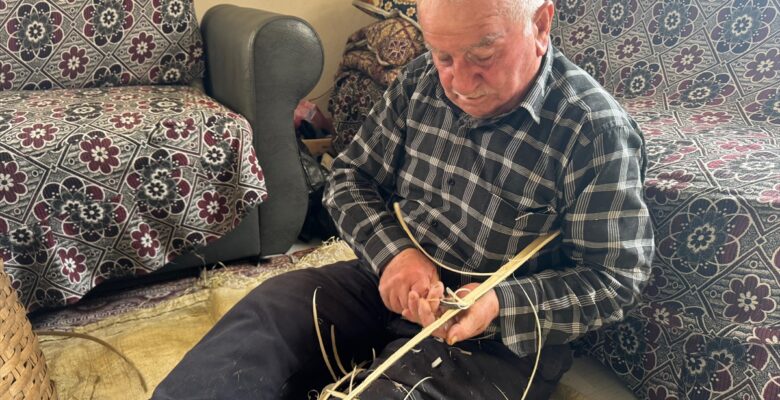 70 yıldır fındık dallarından sepet örerek dede mesleğini yaşatıyor