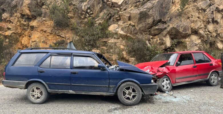 Giresun'da iki otomobilin çarpıştığı kazada 6 kişi yaralandı