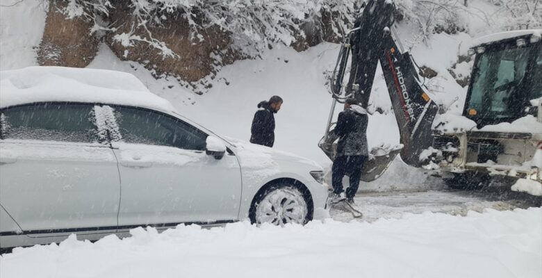 Karadeniz'de üç ilde kar nedeniyle mahsur kalan 12 kişi kurtarıldı