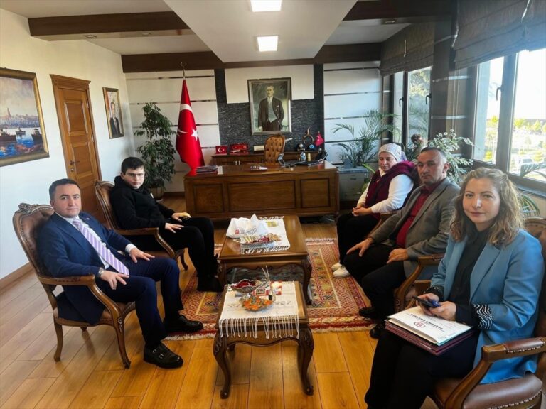 Espiye Kaymakamı Kavanoz, görme engelli çifti ağırladı Espiye Kaymakamı Kavanoz, görme engelli çifti ağırladı