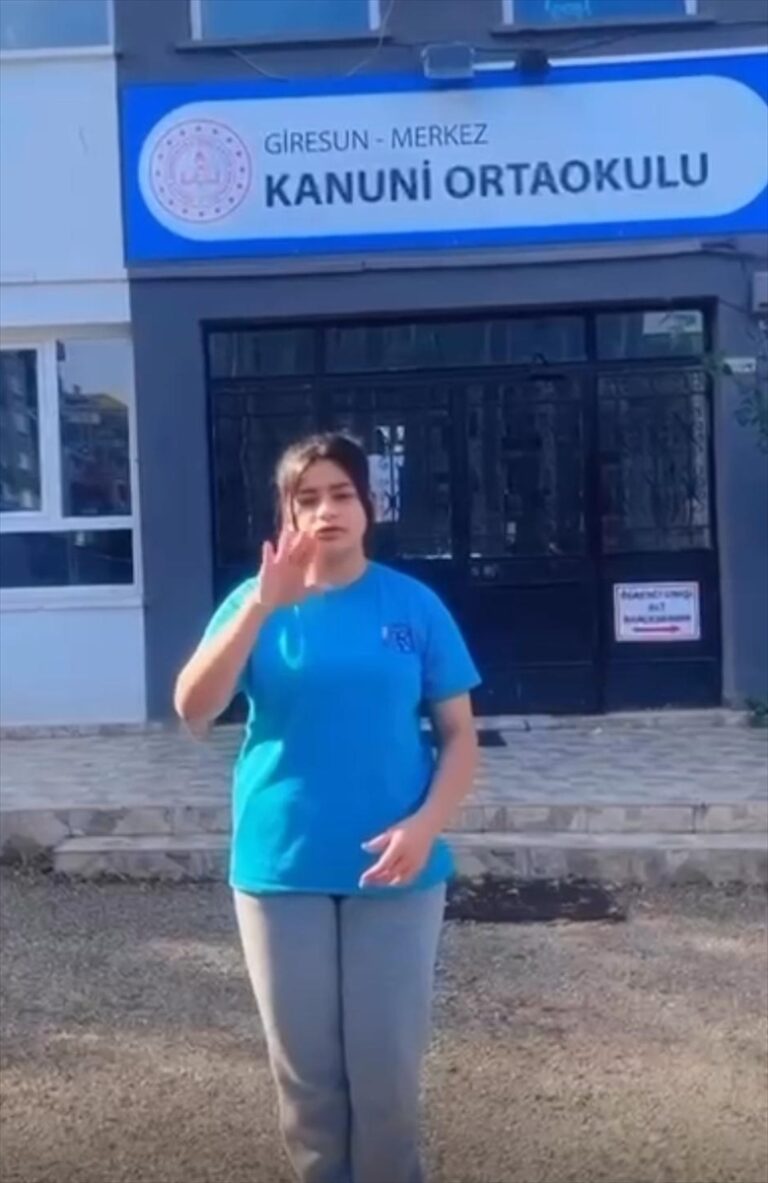 Giresun'da öğrenciler “Bilir O Beni” adlı şarkıya işaret diliyle klip çekti Giresun'da öğrenciler “Bilir O Beni” adlı şarkıya işaret diliyle klip çekti
