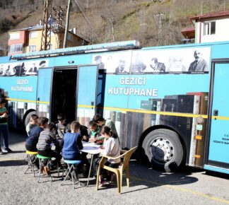 Köylerdeki çocuklar Gezici Kütüphane'nin yolunu gözlüyor