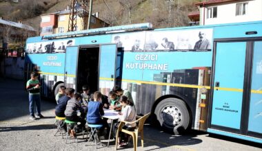 Köylerdeki çocuklar Gezici Kütüphane'nin yolunu gözlüyor