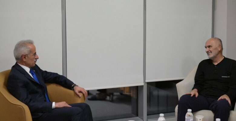 BAKAN URALOĞLU’NDAN, ÖZTÜRK’E GEÇMİŞ OLSUN ZİYARETİ