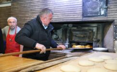 BAŞKAN SIBIÇ FIRINCILARI HEM DENETLEDİ HEM DE YARDIM ETTİ