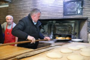 BAŞKAN SIBIÇ FIRINCILARI HEM DENETLEDİ HEM DE YARDIM ETTİ