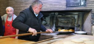 BAŞKAN SIBIÇ FIRINCILARI HEM DENETLEDİ HEM DE YARDIM ETTİ